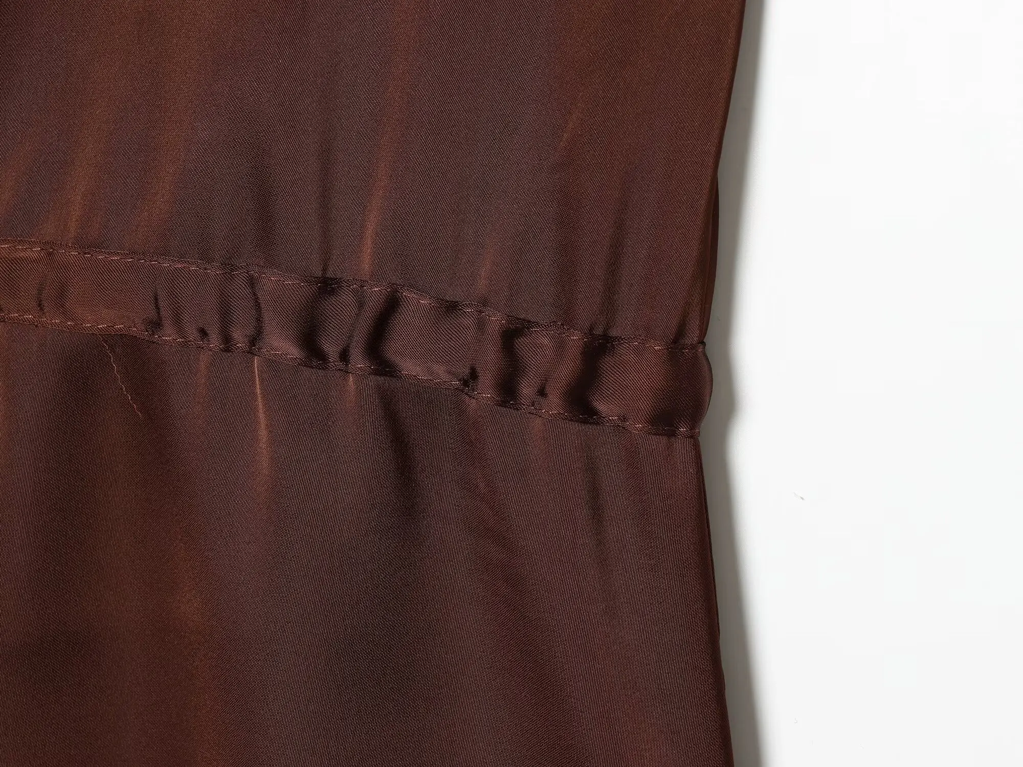 Lace-decorated satin-feel camisole crop top, flowing, sexy open back, 2026 summer new style, tie-waist, comfortable