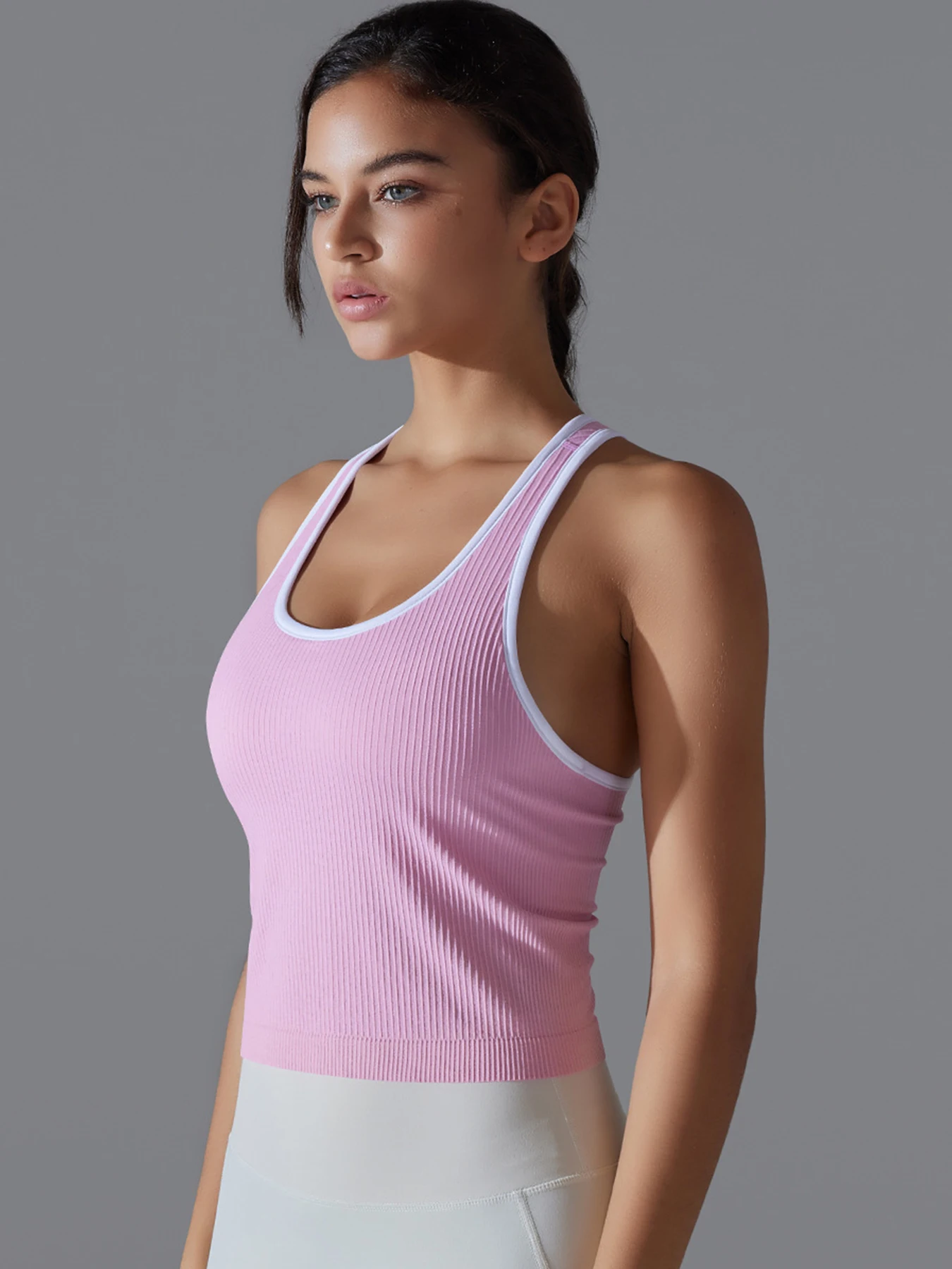 Women's Sleeveless Slim-Fit Sports Tank Top with Built-in Bra Pads - Breathable, Quick-Dry for Running & Yoga
