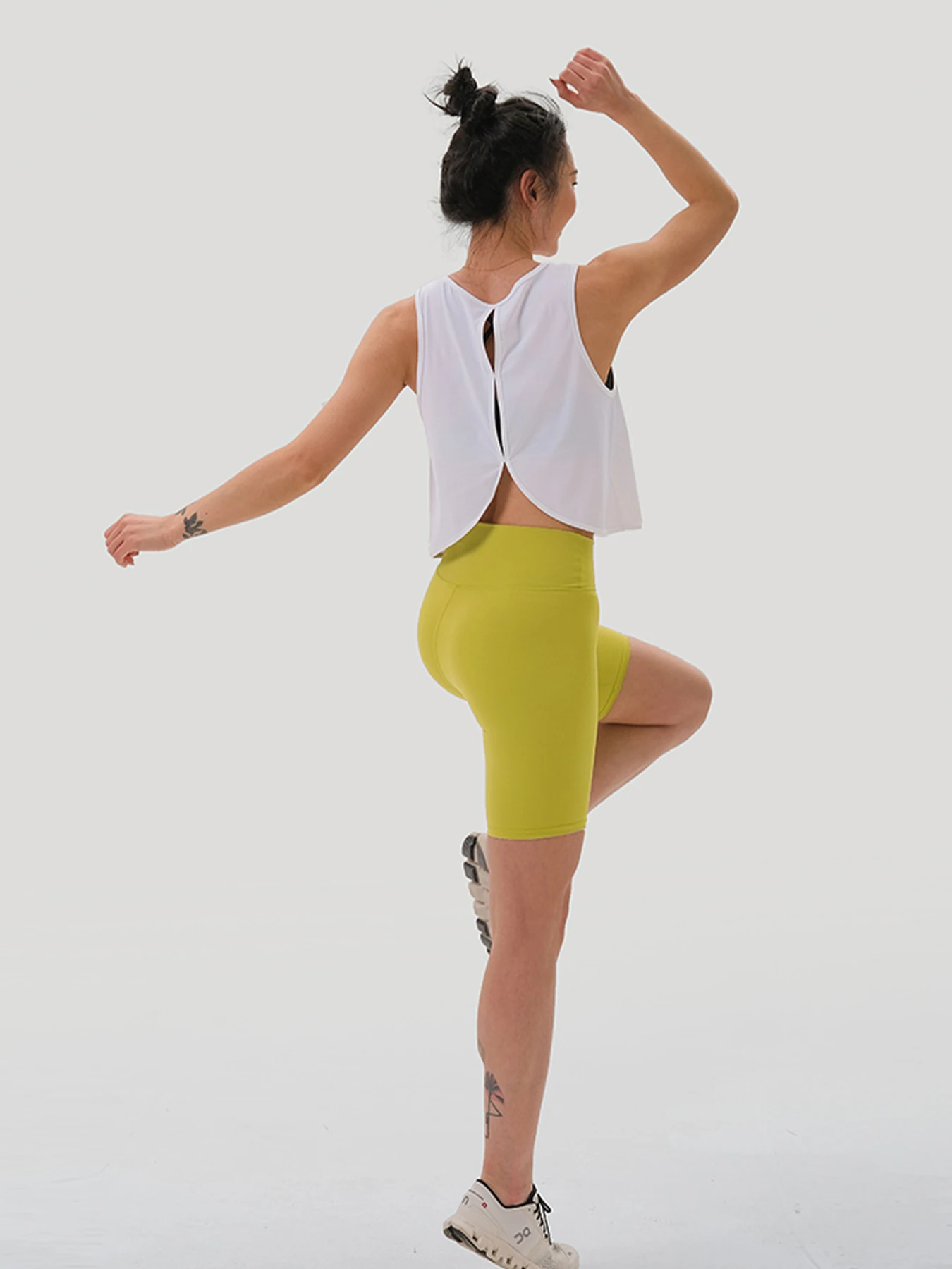 Women's Quick-Dry Sleeveless Cutout Back Sports Top & Tank - Yoga Cover-Up for Gym, Running & Training