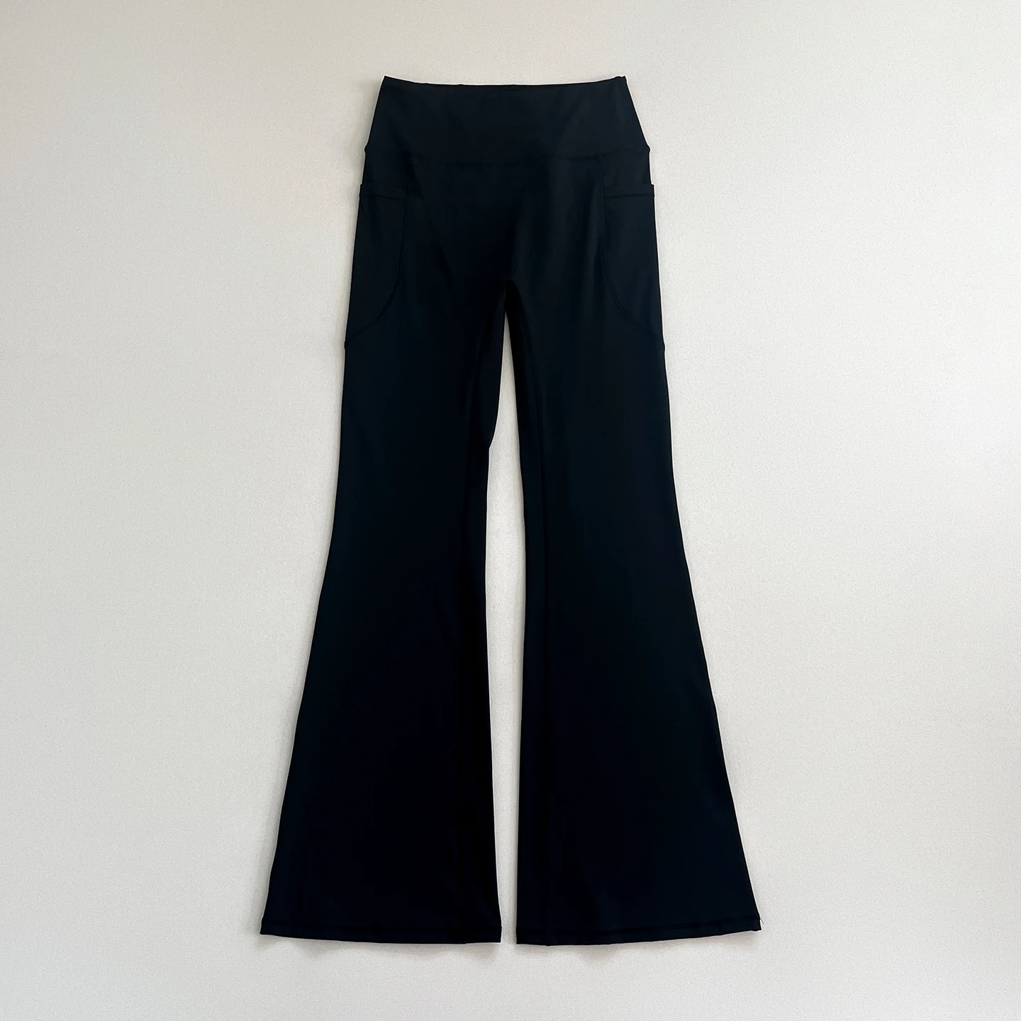 High - waisted women's flared yoga pants with side pockets, high elasticity, suitable for fitness, workouts and sports