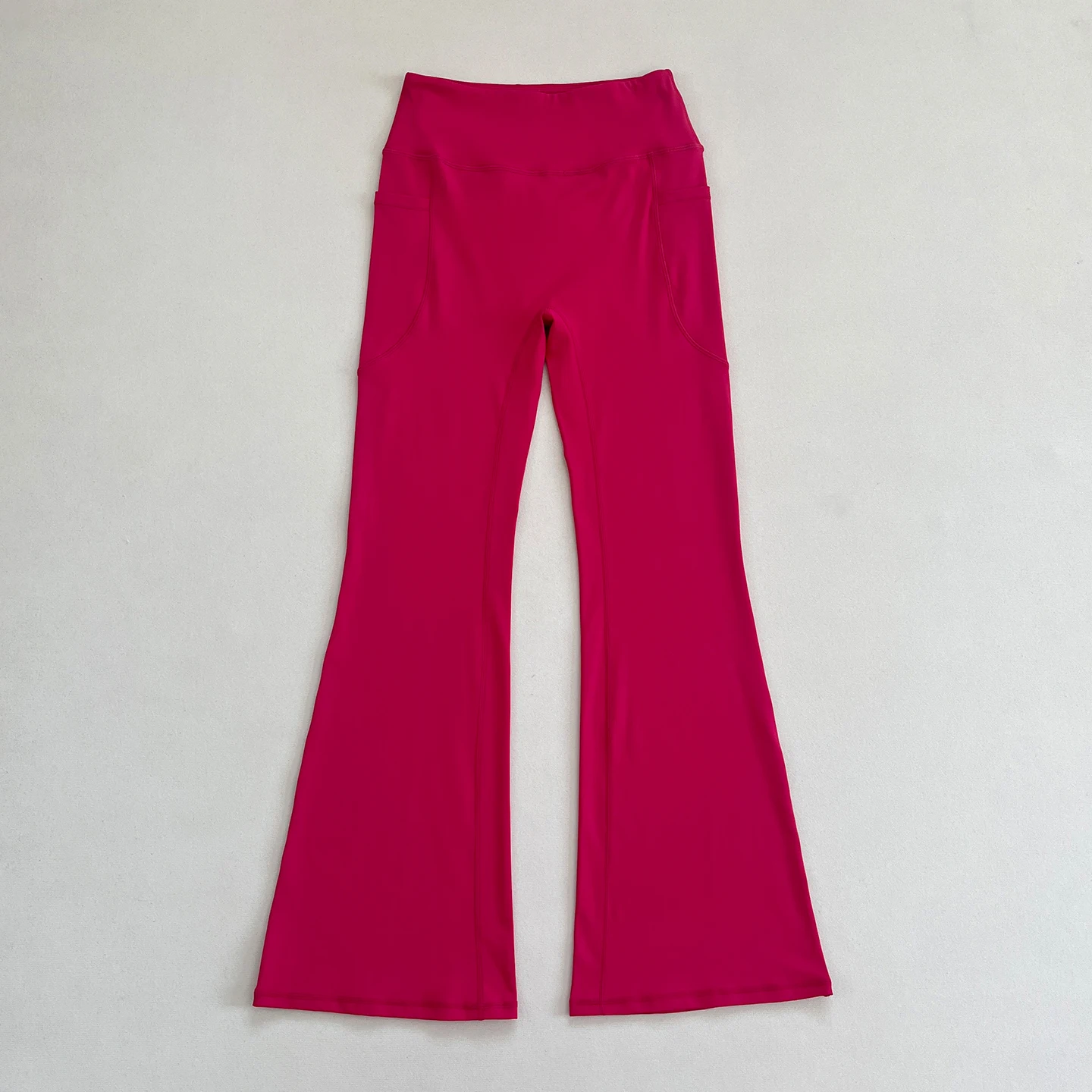 High - waisted women's flared yoga pants with side pockets, high elasticity, suitable for fitness, workouts and sports
