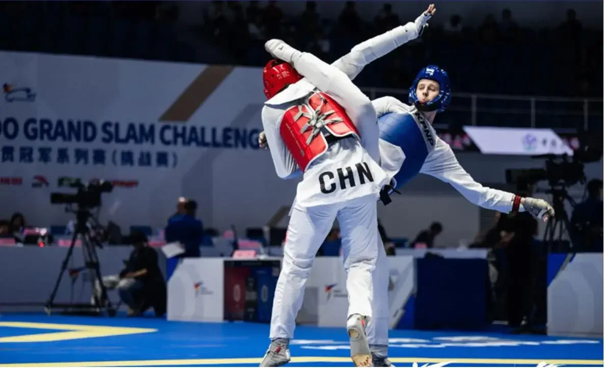 2025 Nieuwe stijl Taekwondo-uniform Nauwsluitend Stretch Sneldrogend Unisex Competitiepak Combat Dobok Logo aanpassen Wit
