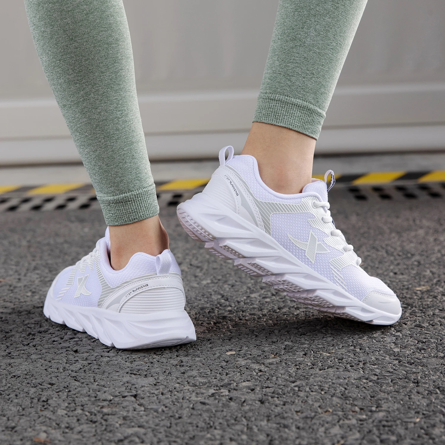Xtep Women's Shoes Running Shoes Wear-resistant Casual Sports Shoes For Women Winter Tennis Female Sneakers White 879318110073