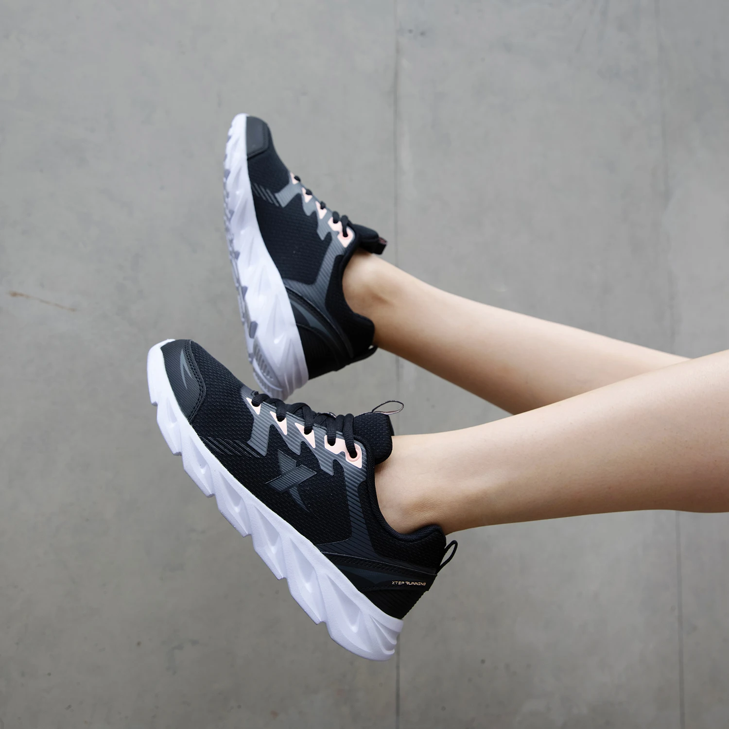 Xtep Women's Shoes Running Shoes Wear-resistant Casual Sports Shoes For Women Winter Tennis Female Sneakers White 879318110073