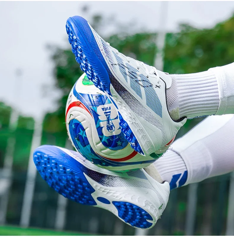 New Men Football Boots Grass Outdoor Sport Training Shoes Match Non-Slip Soccer Shoes Professional Ultralight Sneakers Unisex