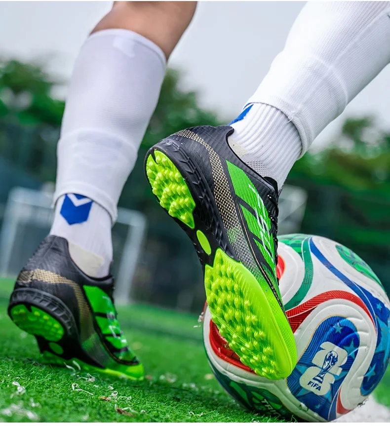 New Men Football Boots Grass Outdoor Sport Training Shoes Match Non-Slip Soccer Shoes Professional Ultralight Sneakers Unisex