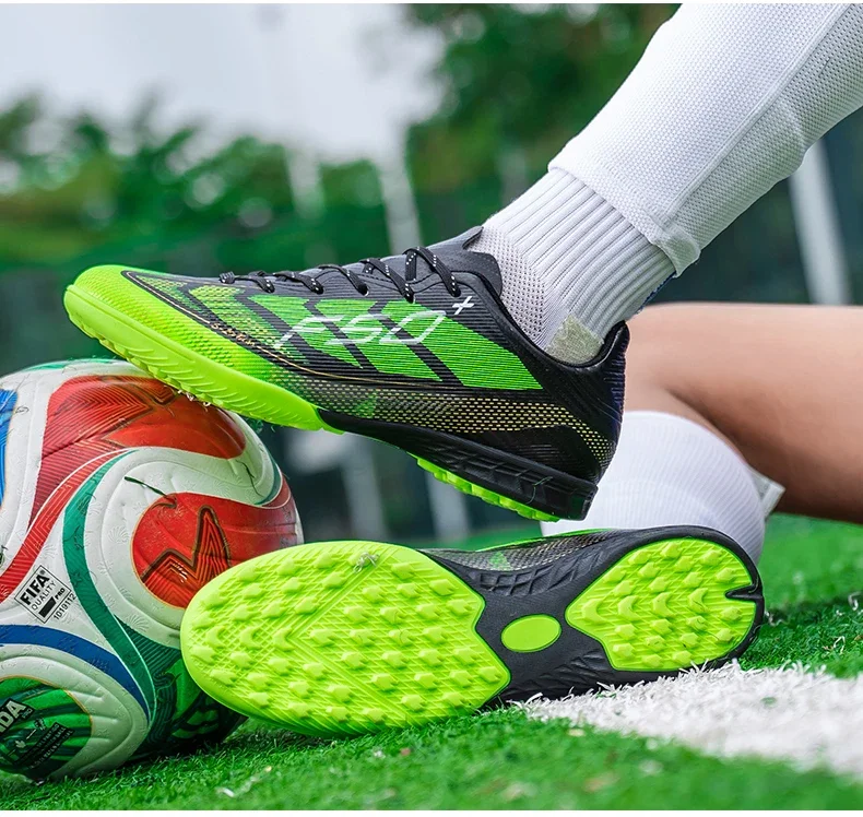 New Men Football Boots Grass Outdoor Sport Training Shoes Match Non-Slip Soccer Shoes Professional Ultralight Sneakers Unisex