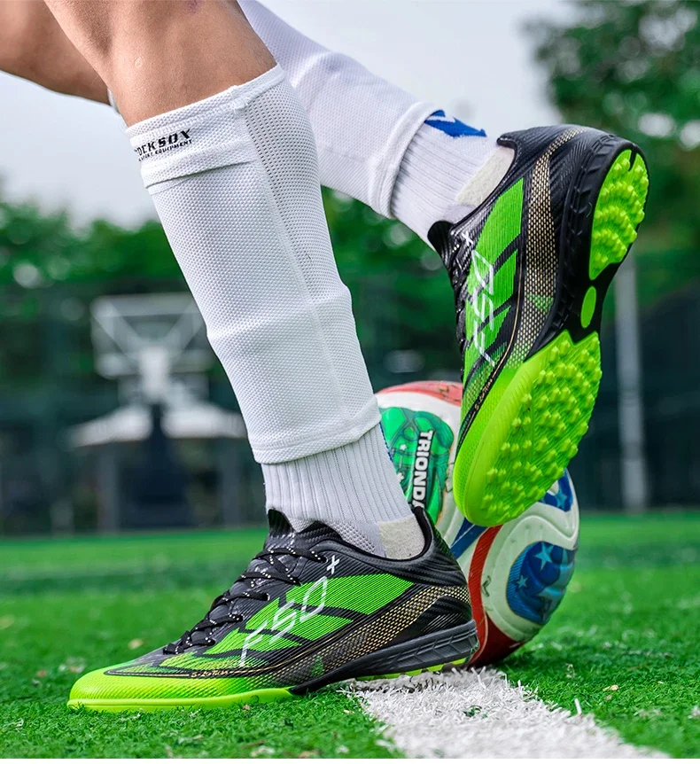 New Men Football Boots Grass Outdoor Sport Training Shoes Match Non-Slip Soccer Shoes Professional Ultralight Sneakers Unisex