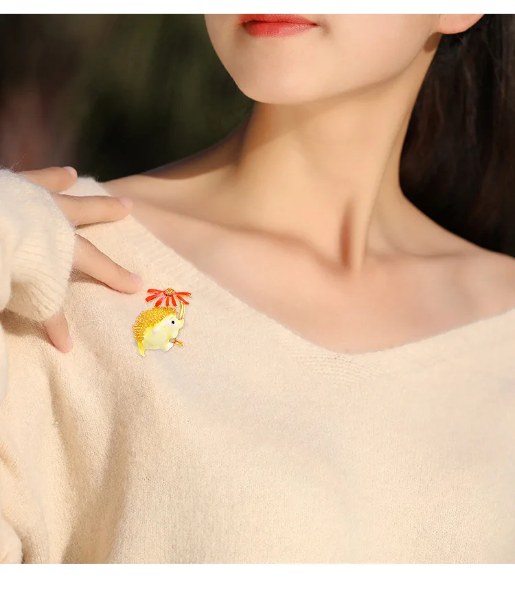 SKEDS Creative Women Enamel Hedgehog Daisy Jewelry Brooches Fashion Cute Animal Coat Clothing Bag Badges Brooch Pin Gift