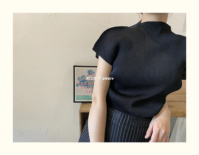 Miyake Pleated Half High Neck Profile Black T-shirts Women 2026 Summer Korean Fashion Causal Tops Designer Aesthetic Clothing