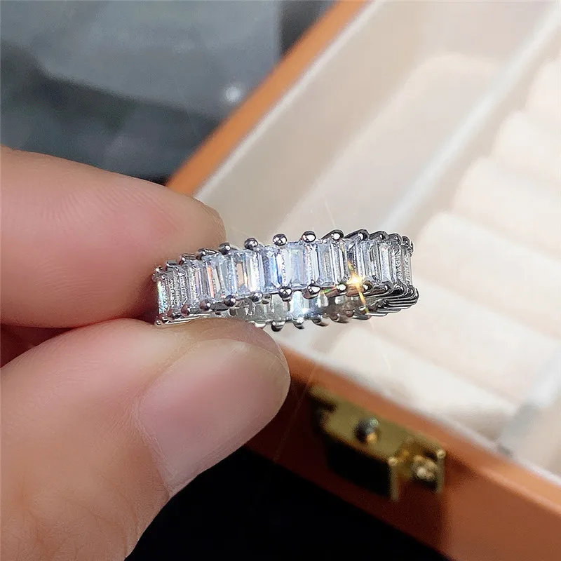 Huitan Fashion Contracted Design Women's Ring with Brilliant White Cubic Zirconia Wedding Party Daily Wearable Statement Jewelry