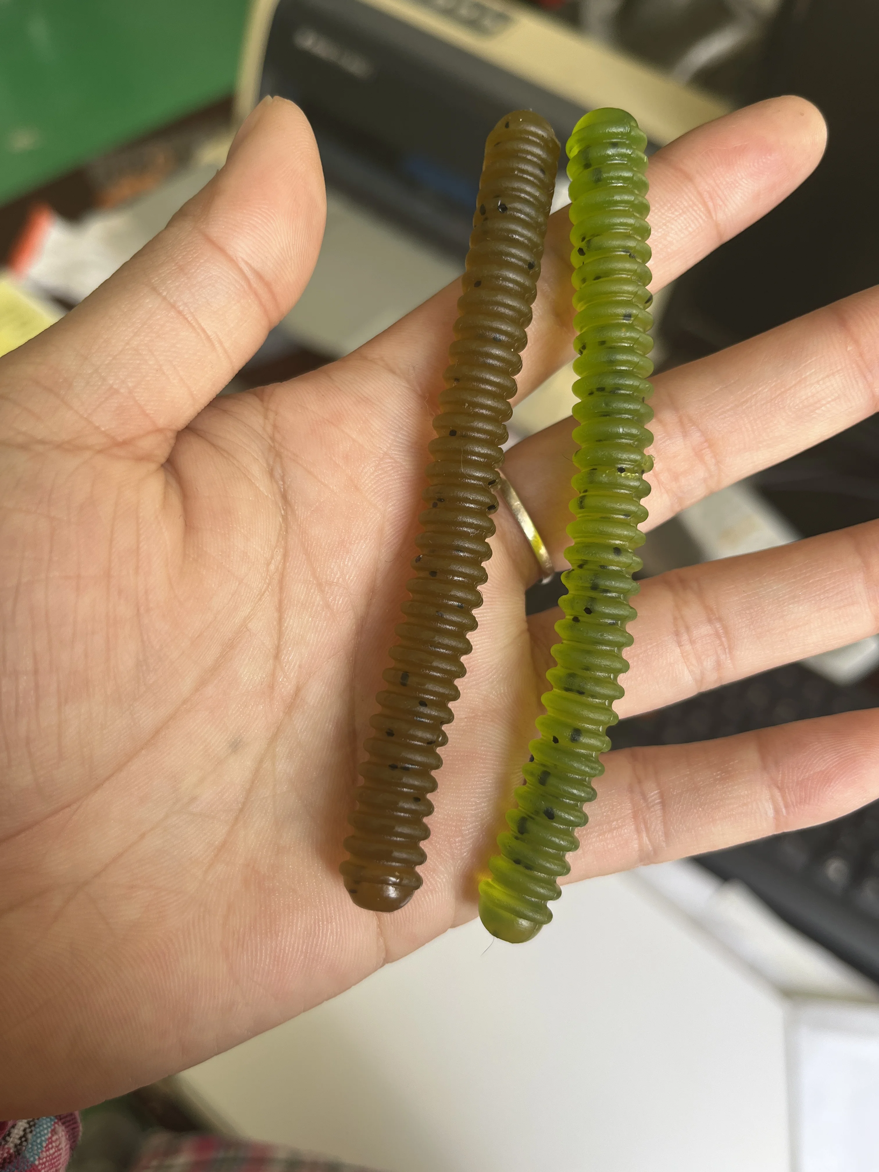 Fishing Lure Lugworm PVC Screw Thread Shape Grub 10cm Soft Bait PVC Worm Artificial Lures Lot 4 Pieces Sale