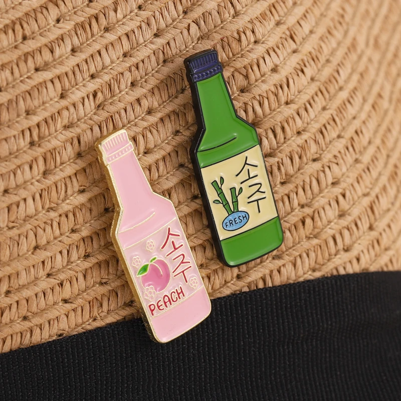 Soju Enamel Pin Korea Wine Brooch Badge Cartoon Peach Fresh Bottle Pink Green Lapel Sweater Hat Jewelry Custom Gift Wholesale