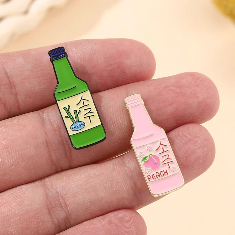 Soju Enamel Pin Korea Wine Brooch Badge Cartoon Peach Fresh Bottle Pink Green Lapel Sweater Hat Jewelry Custom Gift Wholesale