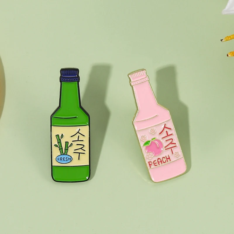 Soju Enamel Pin Korea Wine Brooch Badge Cartoon Peach Fresh Bottle Pink Green Lapel Sweater Hat Jewelry Custom Gift Wholesale