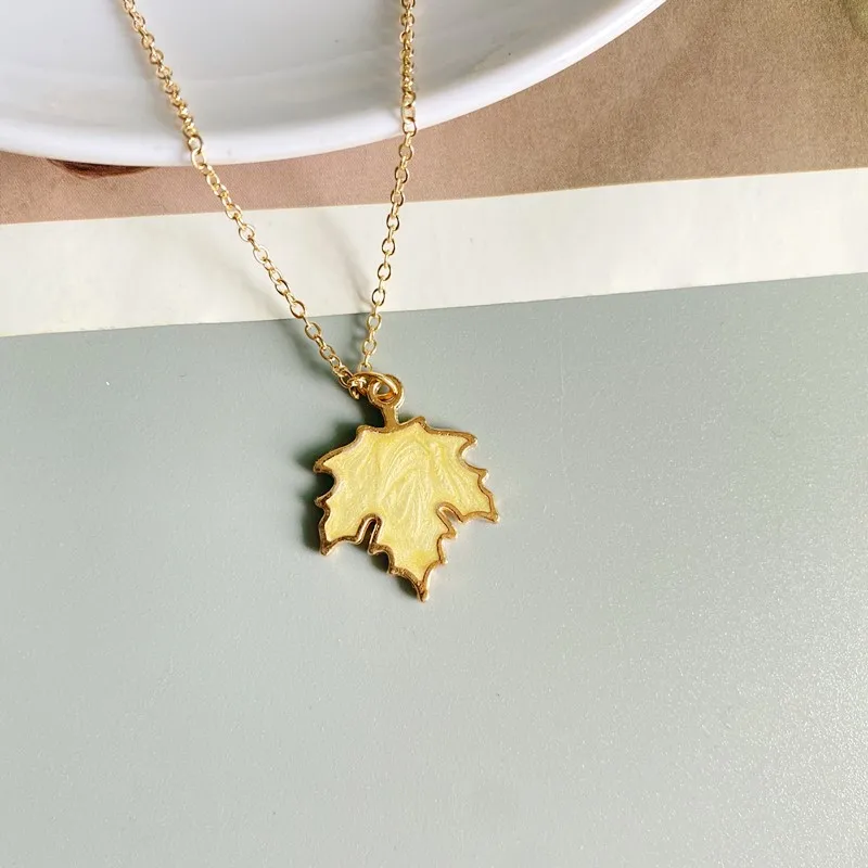 1 Pcs Fashion Maple Leaf Necklace Colorful Leaf Pendant Glittery Charm Chain Gift Jewelry Korean Jewelry Accessories Wholesale