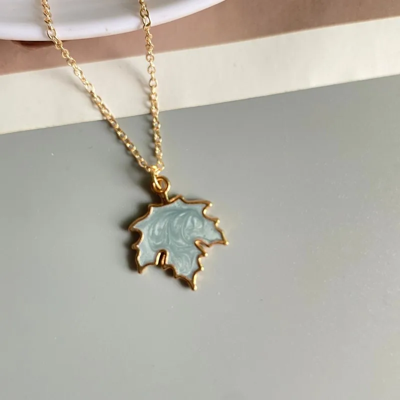 1 Pcs Fashion Maple Leaf Necklace Colorful Leaf Pendant Glittery Charm Chain Gift Jewelry Korean Jewelry Accessories Wholesale