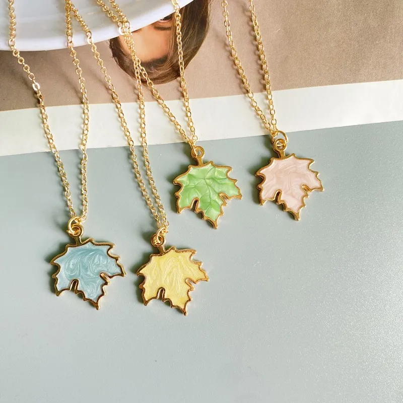 1 Pcs Fashion Maple Leaf Necklace Colorful Leaf Pendant Glittery Charm Chain Gift Jewelry Korean Jewelry Accessories Wholesale
