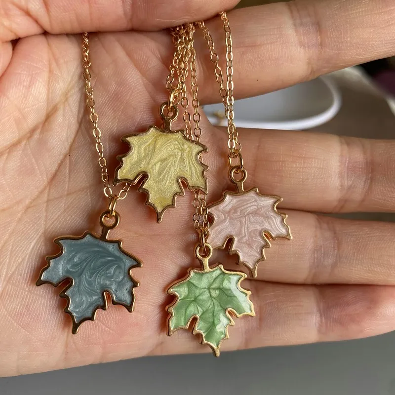 1 Pcs Fashion Maple Leaf Necklace Colorful Leaf Pendant Glittery Charm Chain Gift Jewelry Korean Jewelry Accessories Wholesale