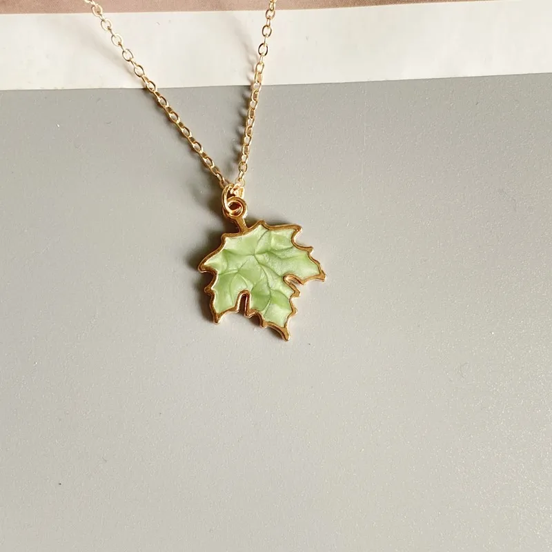1 Pcs Fashion Maple Leaf Necklace Colorful Leaf Pendant Glittery Charm Chain Gift Jewelry Korean Jewelry Accessories Wholesale