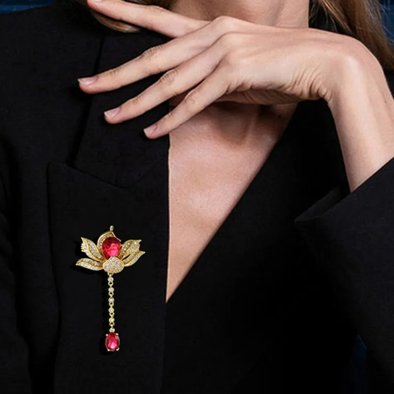 Vintage Elegant Women Classic Pendant Lotus Crystal Brooches Badges Exquisite Lady Shiny Plant Rhinestone Party Pins Jewelry