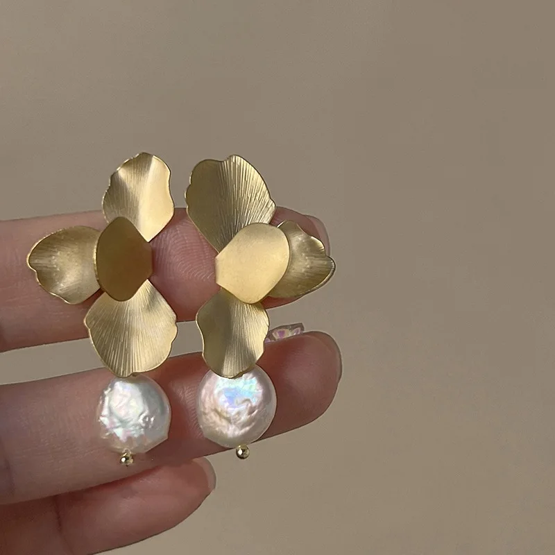 Retro Deformation Flower Earrings for Women Fashion Flat Imitation Pearl Drop Earrings Party European Jewelry Accessories