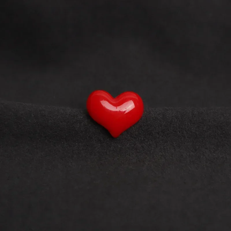 Cute Red Heart Brooches Romantic Love Heart Resin Pins Mini Decorative Pins Lovers' Gift Clothes/Bag Accessories
