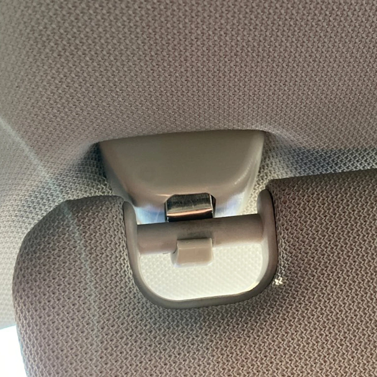 2x Sun Visor Hanger Clip Holder Hooks For Audi A6 C6 VW Passat B7 Polo Up! Skoda CITIGO RAPID Seat MII 6RD857561Y20 6R0857561Y20