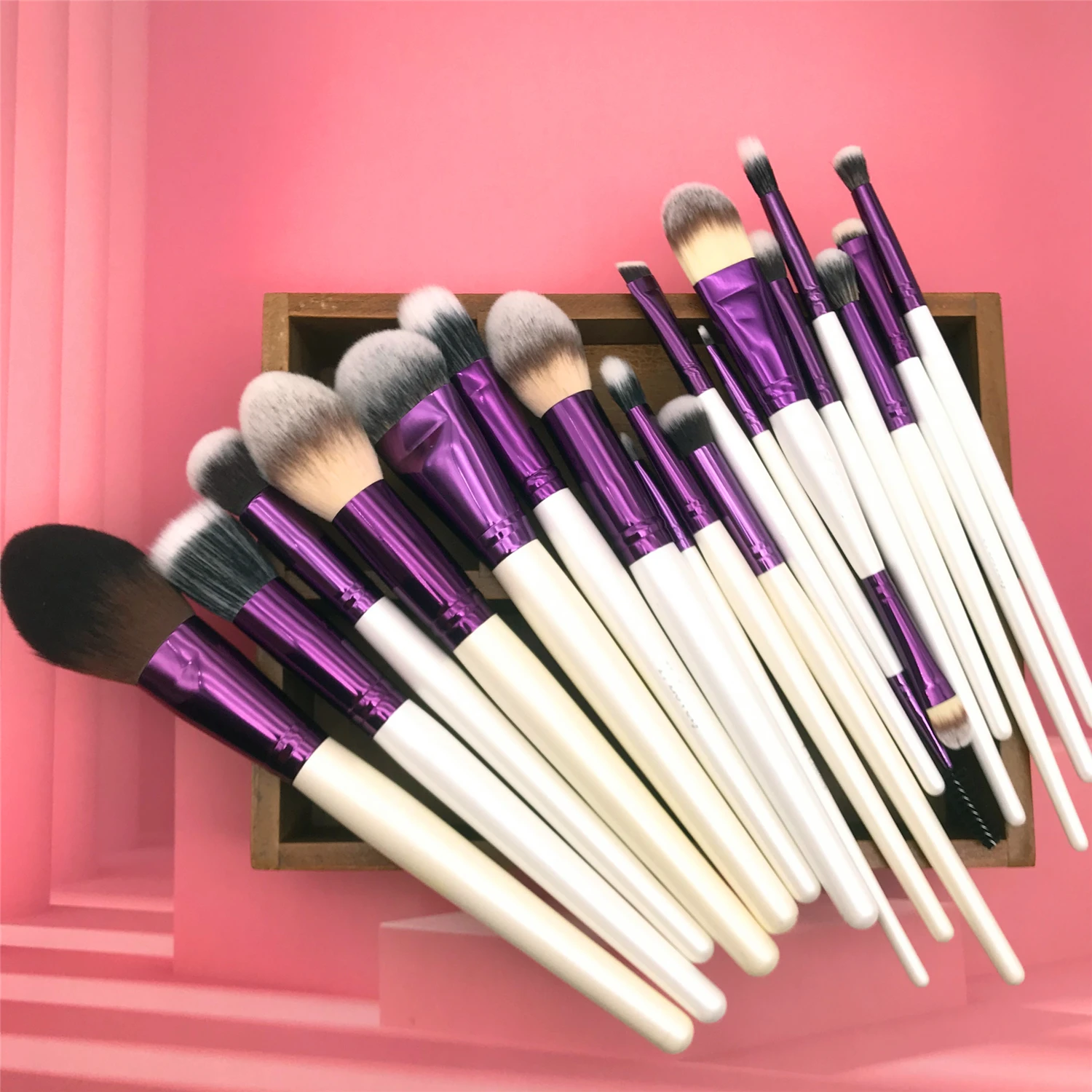 YLovely Man Ly Soft Synthetic Hair High Quality Wooden Foundation Powder Contour Blending Eyeshadow Makeup Brush Set Kit