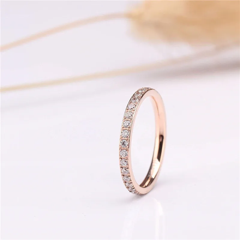 Kolmnsta 2mm Women Titanium Ring Cubic Zirconia Anniversary Wedding Engagement Band Size 4 to 13 bagues pour femme