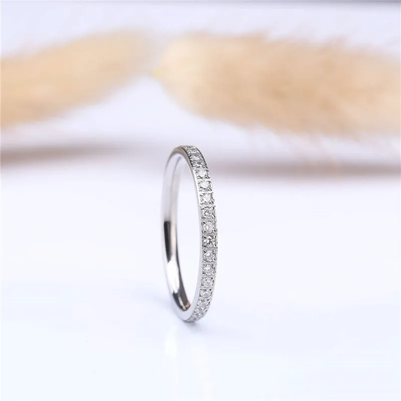 Kolmnsta 2mm Women Titanium Ring Cubic Zirconia Anniversary Wedding Engagement Band Size 4 to 13 bagues pour femme