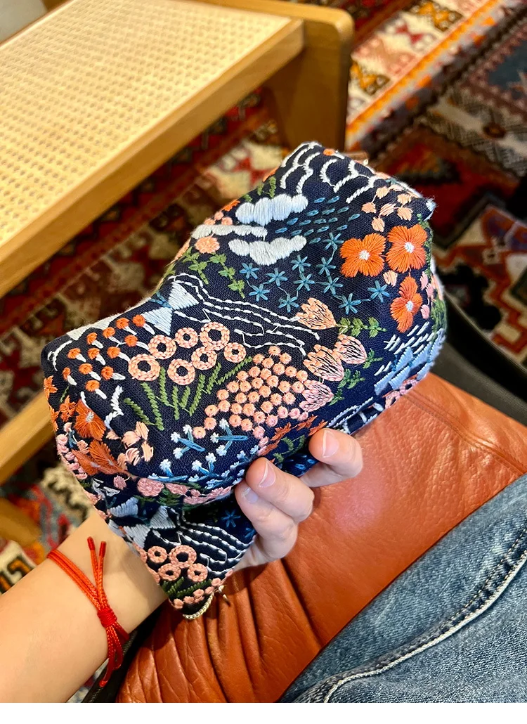 Floral Embroidered Makeup Bag Vacation Fabric Small Handbag Girls Travel Business Trip Portable Zipper Storage Bag