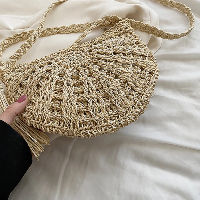 Fashion Semicircle Straw Woven Shoulder Crossbody Bag Travel Small Handbag Ladies Summer Handmade Rattan Tassel Design Beach Bag