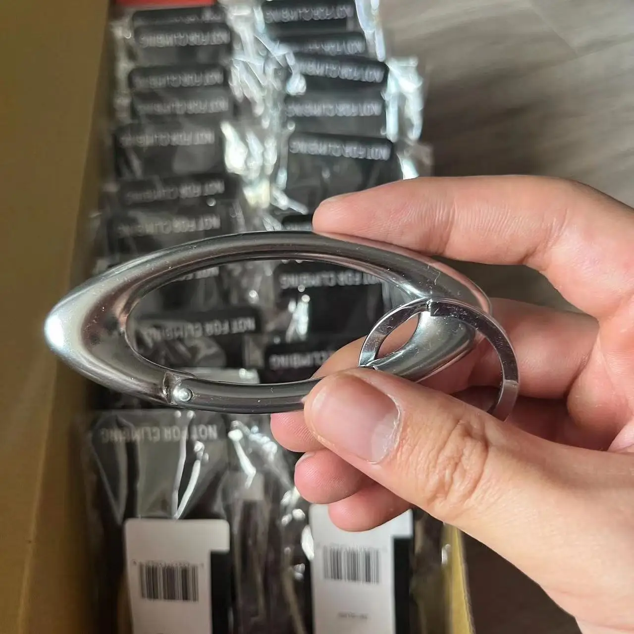 Women Men ESSENTIAL ICON CARABINER BLACKOUT Keychain