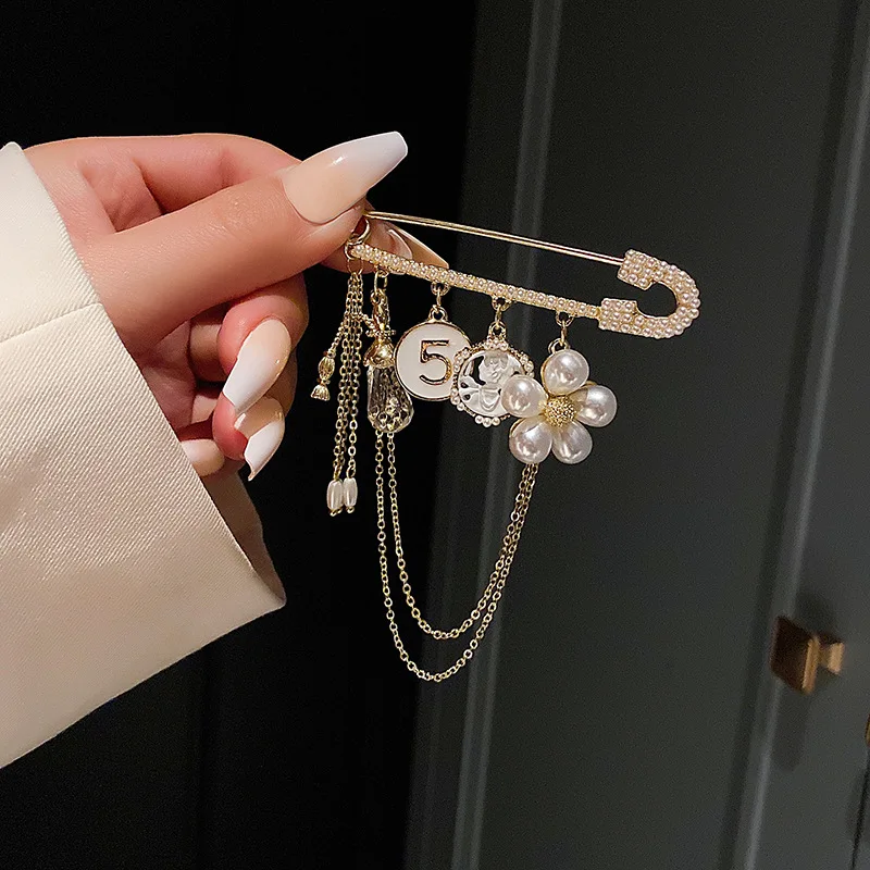 Vintage brooch accessory with pearl and rhinestone mink fur badge pin buckle autumn and winter clothing corsage