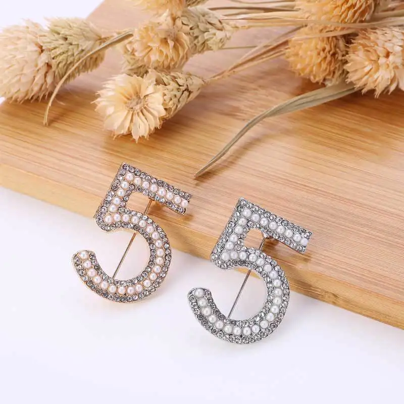 Vintage brooch accessory with pearl and rhinestone mink fur badge pin buckle autumn and winter clothing corsage