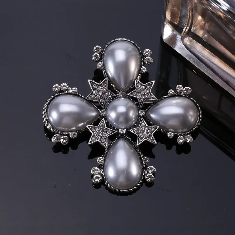 Vintage brooch accessory with pearl and rhinestone mink fur badge pin buckle autumn and winter clothing corsage