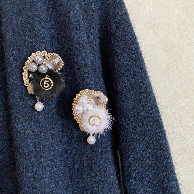 Vintage brooch accessory with pearl and rhinestone mink fur badge pin buckle autumn and winter clothing corsage