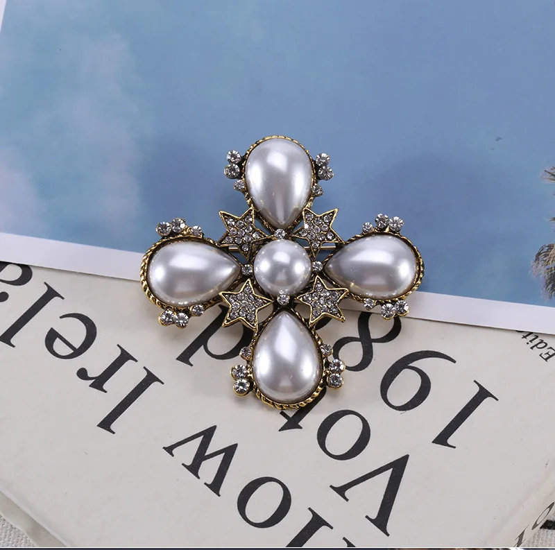 Vintage brooch accessory with pearl and rhinestone mink fur badge pin buckle autumn and winter clothing corsage