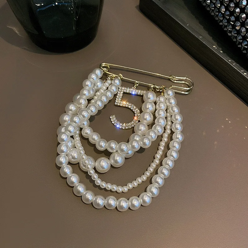 Vintage brooch accessory with pearl and rhinestone mink fur badge pin buckle autumn and winter clothing corsage