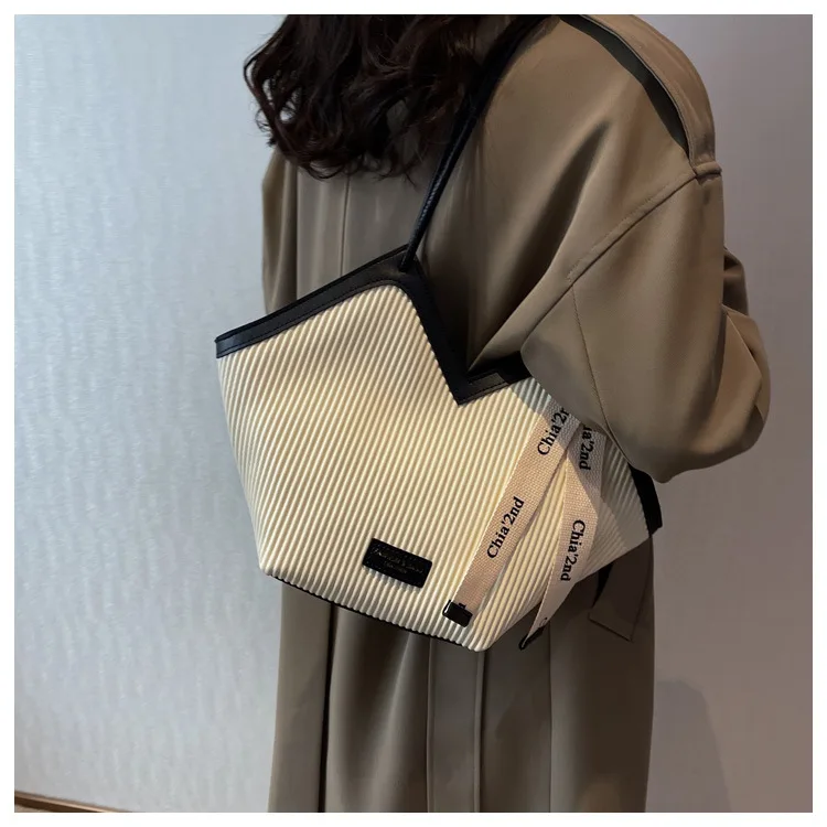 PU Women's Bags Fashion Ladies Designer Luxury Women Shoulder Handbag Large Capacity Heart-shaped Tote Bag Bolsos De Mujer 2026
