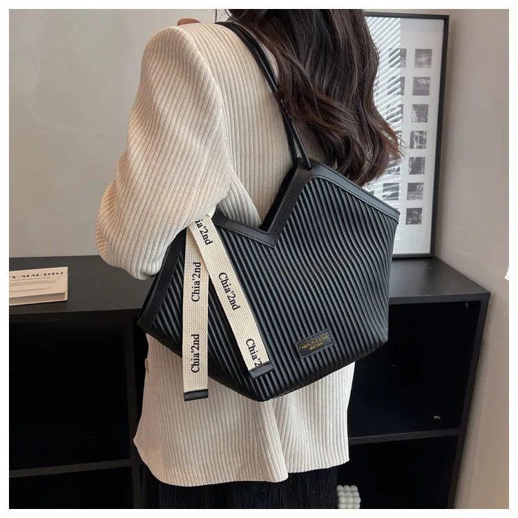 PU Women's Bags Fashion Ladies Designer Luxury Women Shoulder Handbag Large Capacity Heart-shaped Tote Bag Bolsos De Mujer 2026