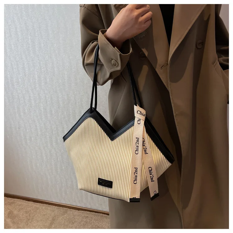 PU Women's Bags Fashion Ladies Designer Luxury Women Shoulder Handbag Large Capacity Heart-shaped Tote Bag Bolsos De Mujer 2026