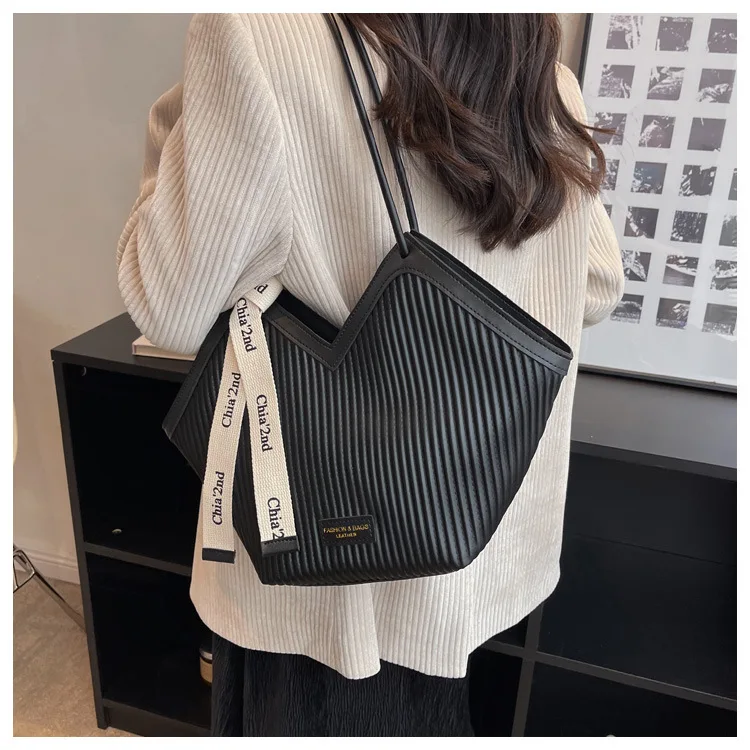 PU Women's Bags Fashion Ladies Designer Luxury Women Shoulder Handbag Large Capacity Heart-shaped Tote Bag Bolsos De Mujer 2026