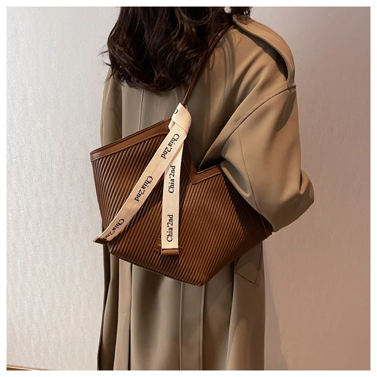 PU Women's Bags Fashion Ladies Designer Luxury Women Shoulder Handbag Large Capacity Heart-shaped Tote Bag Bolsos De Mujer 2026