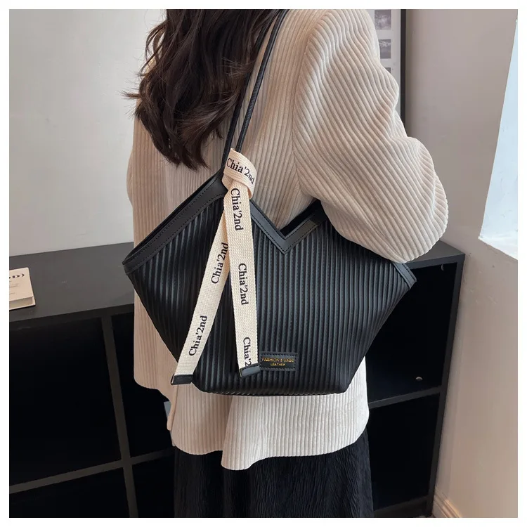 PU Women's Bags Fashion Ladies Designer Luxury Women Shoulder Handbag Large Capacity Heart-shaped Tote Bag Bolsos De Mujer 2026