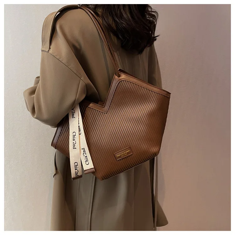 PU Women's Bags Fashion Ladies Designer Luxury Women Shoulder Handbag Large Capacity Heart-shaped Tote Bag Bolsos De Mujer 2026