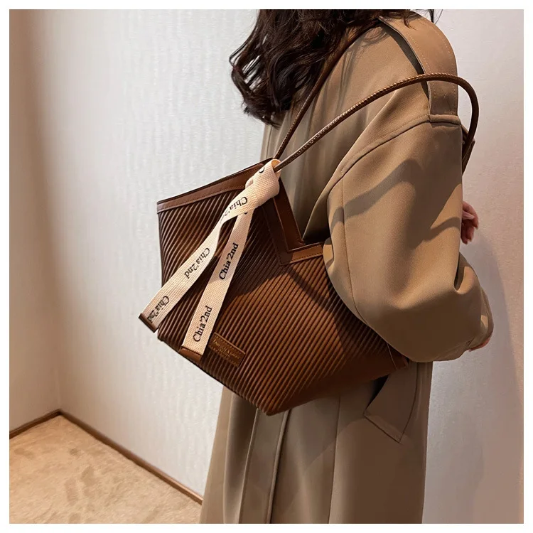 PU Women's Bags Fashion Ladies Designer Luxury Women Shoulder Handbag Large Capacity Heart-shaped Tote Bag Bolsos De Mujer 2026