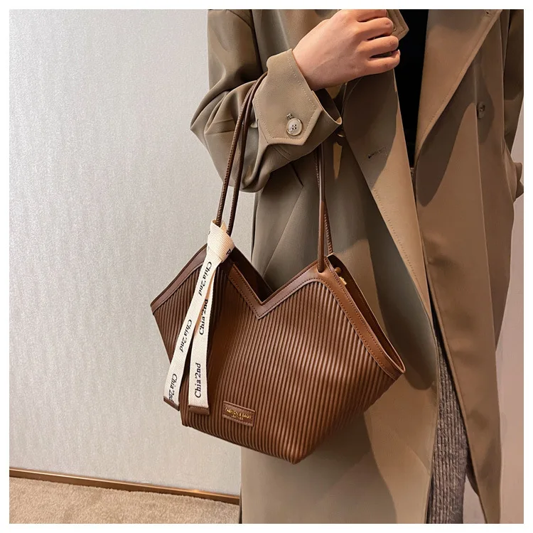 PU Women's Bags Fashion Ladies Designer Luxury Women Shoulder Handbag Large Capacity Heart-shaped Tote Bag Bolsos De Mujer 2026