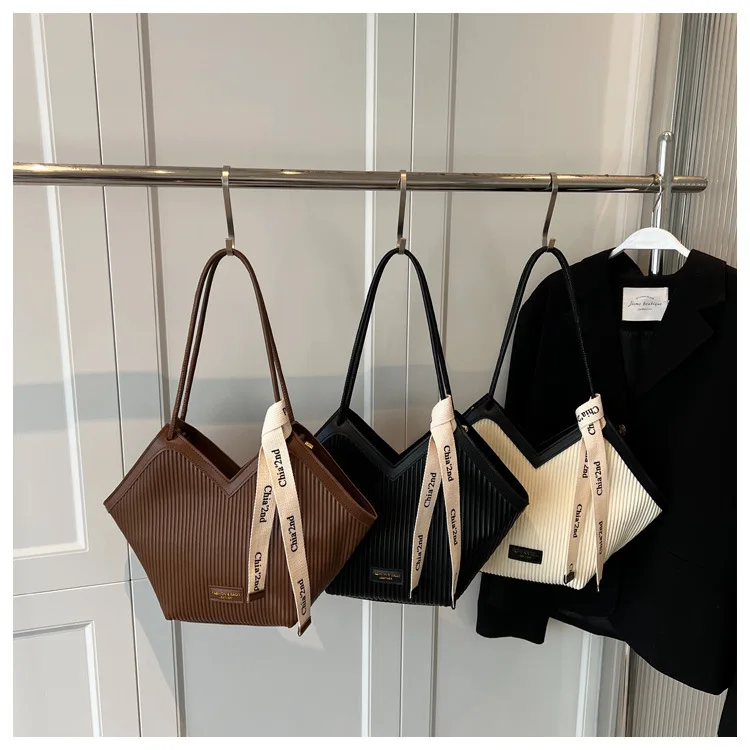 PU Women's Bags Fashion Ladies Designer Luxury Women Shoulder Handbag Large Capacity Heart-shaped Tote Bag Bolsos De Mujer 2026